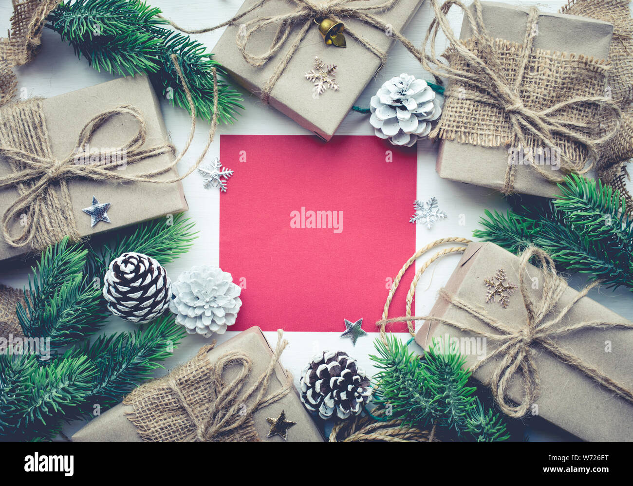 Christmas Ornament mit rote Karte Hintergrund für Weihnachten Konzepte oder neues Jahr, winter Ideen. Flach template Design Stockfoto