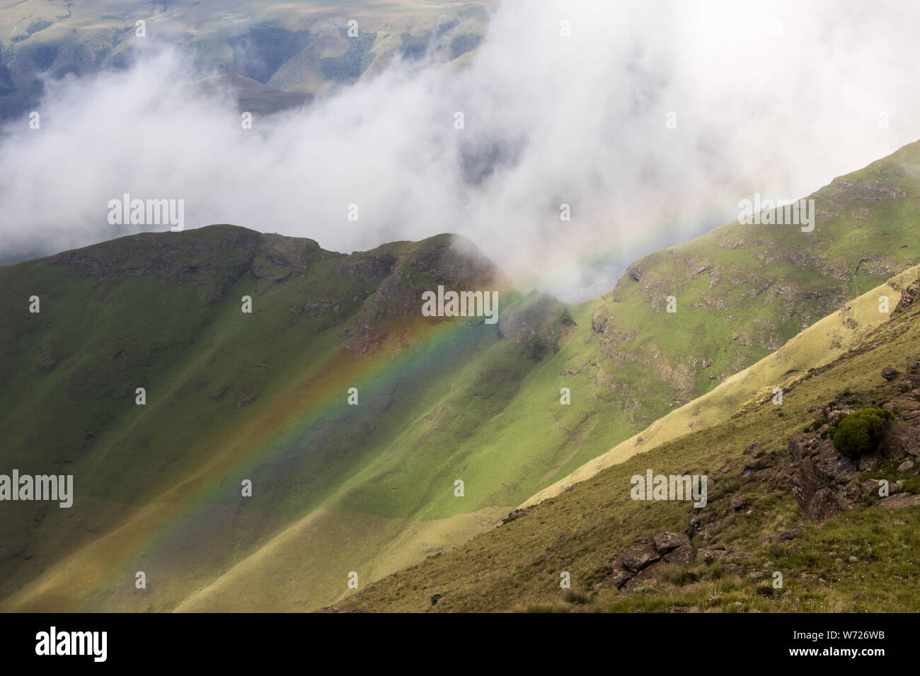Rainbow von oben in den Drakensbergen Stockfoto