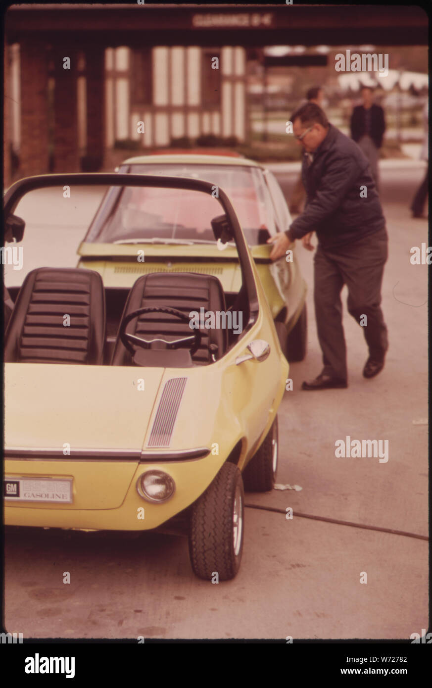 Exponat AUF DER ERSTEN SYMPOSIUM ÜBER GERINGE VERSCHMUTZUNG POWER SYSTEMS ENTWICKLUNG IM MARRIOTT MOTOR INN, ANN ARBOR FAHRZEUGE UND HARDWARE WURDEN MONTIERT AN DER EPA-ANN ARBOR LABOR. Teil DER AUSSTELLUNG FAND STATT IM MOTEL PARKPLATZ GEZEIGT HIER IST DER GENERAL MOTORS URBAN BENZIN AUTO MIT OFFENEM COCKPIT Stockfoto