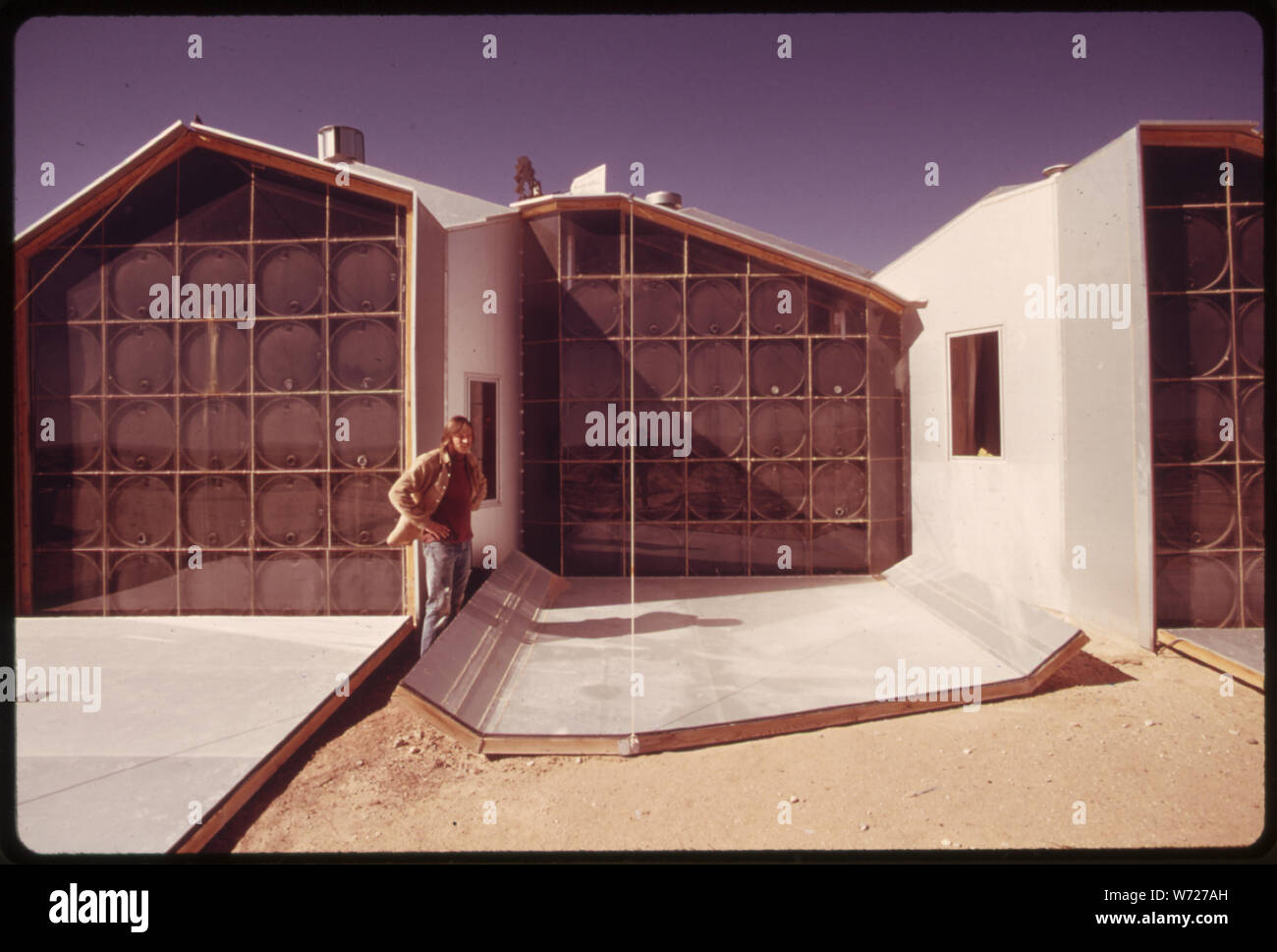 Äußere BILD DER SÜDSEITIGEN WÄNDEN EINES modular aufgebauten solar-beheizten Haus in der Nähe von CORRALES, NEW MEXICO. Die PANELS SIND WÄHREND DES TAGES ZU ERMÖGLICHEN SUN DURCH DAS GLAS UND WÄRME WASSER IN GESCHWÄRZT 55-Gallone DRUMS GEFALLEN Stockfoto