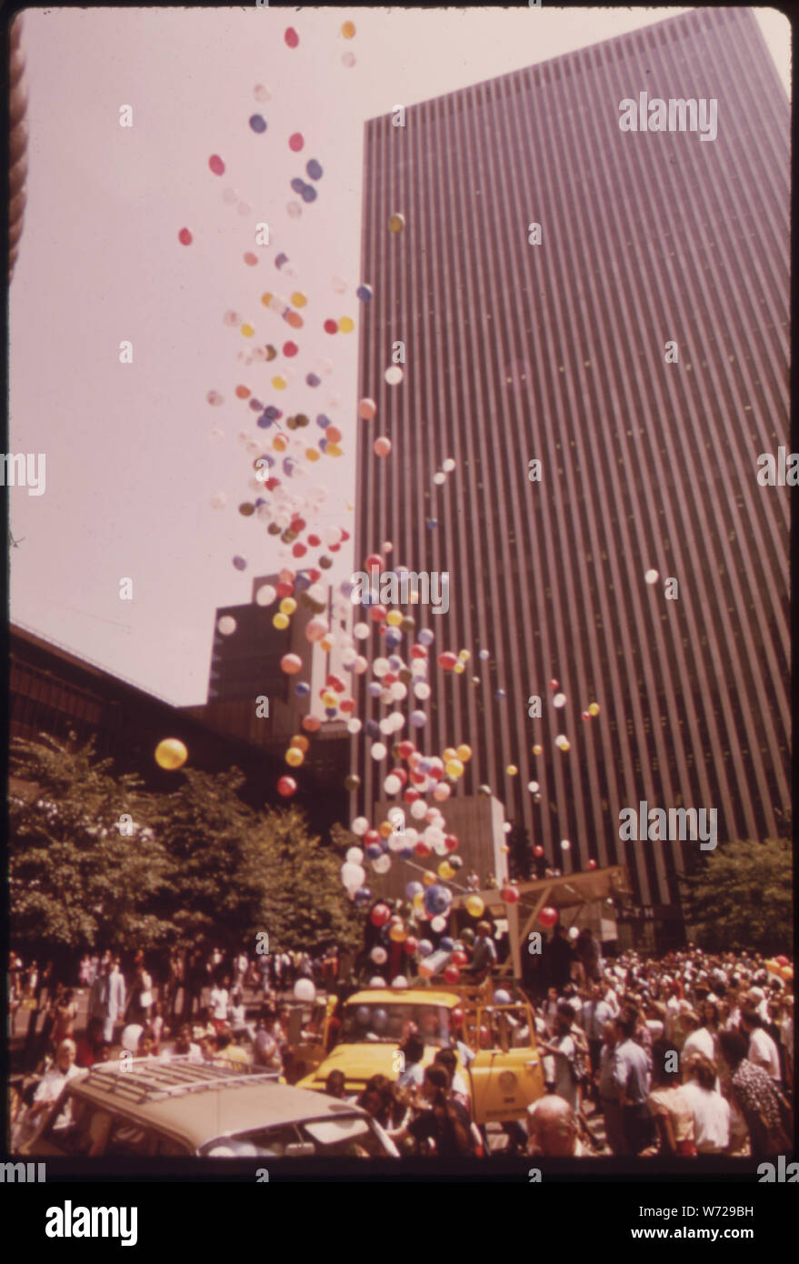 FOUNTAIN SQUARE liegt in Downtown Cincinnati der beliebten öffentlichen PLAZA. Luftballons FREIGEGEBEN AUF DEM PLATZ UM 12.00 UHR MARK DIE ÖFFNUNG VON KARTHAGO MESSE IN CINCINNATI Stockfoto