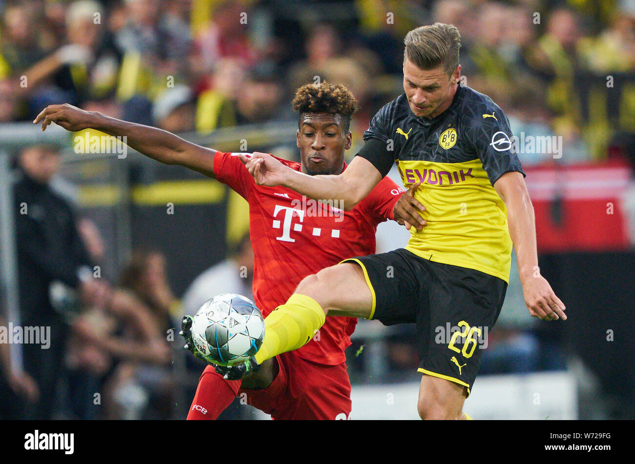 Lukasz PISZCZEK, BVB 26 konkurrieren um die Kugel, Bekämpfung, Duell, Kopfzeile, Zweikampf, Action, Kampf gegen Kingsley COMAN, FCB 29 Borussia Dortmund - FC BAYERN MÜNCHEN 2-0 DFL-Bestimmungen verbieten die Verwendung von Fotografien als BILDSEQUENZEN UND/ODER QUASI-VIDEO. DFL SUPERCUP, Finale 1. Deutsche Fußball Liga, Spieltag in Dortmund, August 03, 2019, Saison 2019/2020 © Peter Schatz/Alamy leben Nachrichten Stockfoto