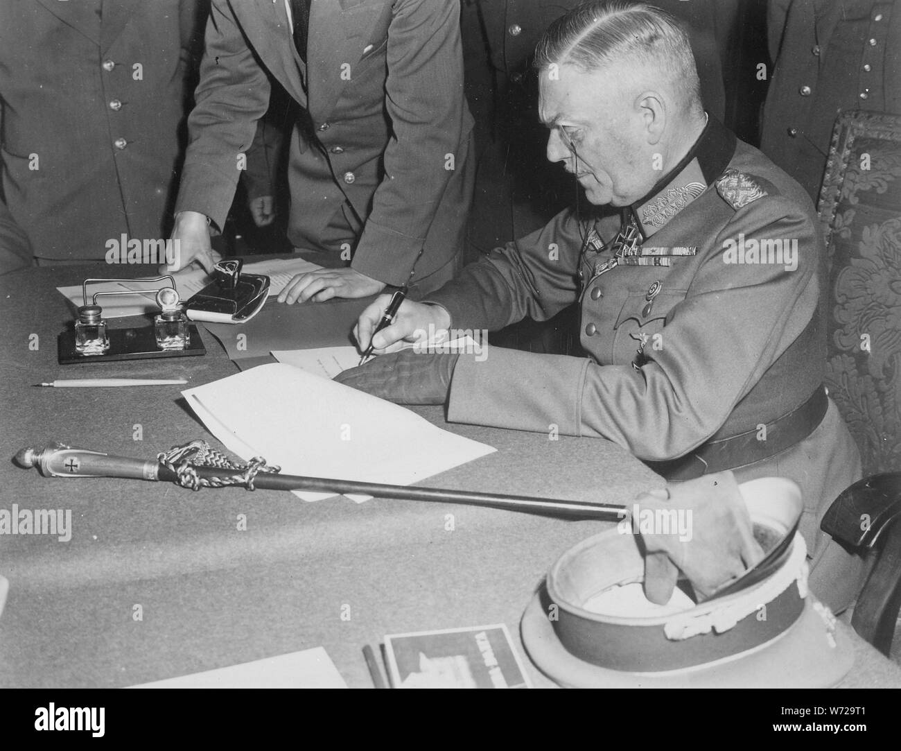 Feldmarschall Wilhelm Keitel, der Unterzeichnung der Kapitulation ratifiziert die Bedingungen für das Deutsche Heer am Russischen Hauptquartier in - NARA - 531290 Stockfoto