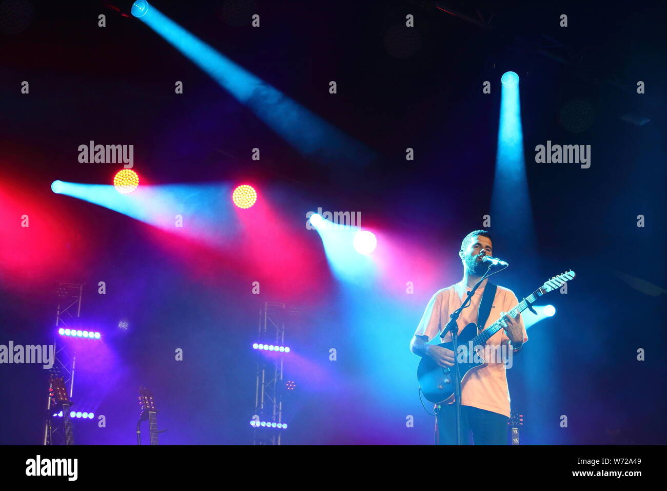 Ein englischer Musiker, Sänger und Songwriter, Nick Mulvey führt an Tag zwei der weltweit renommierten Cambridge Folk Festival in die Cherry Hinton Halle in Cambridge. Stockfoto