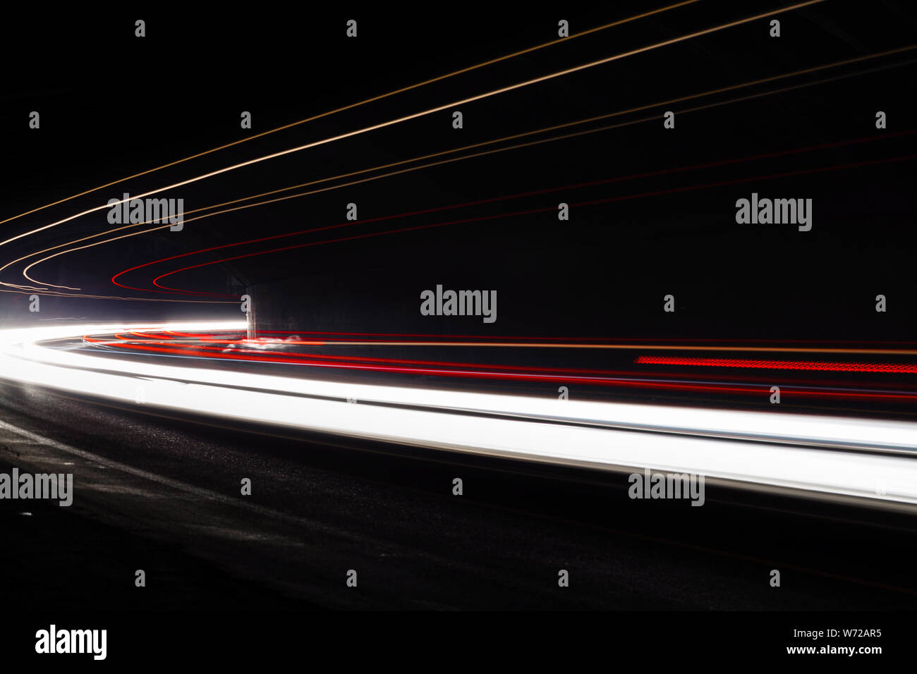 Leichte Traillight Wanderwege im Tunnel. Kunst Bild. Langzeitbelichtung Foto in einem Tunnel. Stockfoto