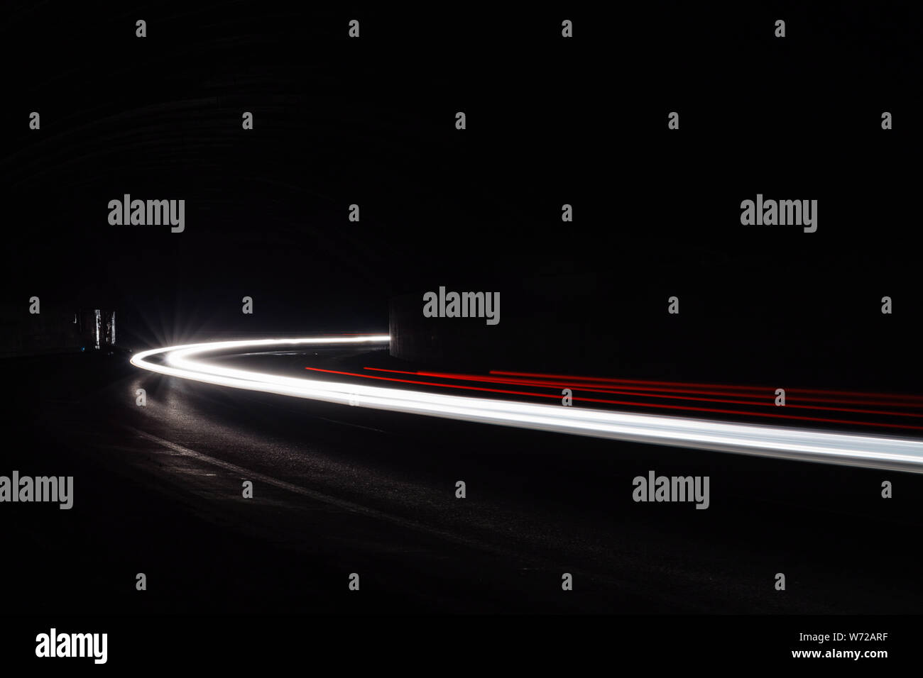 Leichte Traillight Wanderwege im Tunnel. Kunst Bild. Langzeitbelichtung Foto in einem Tunnel. Stockfoto