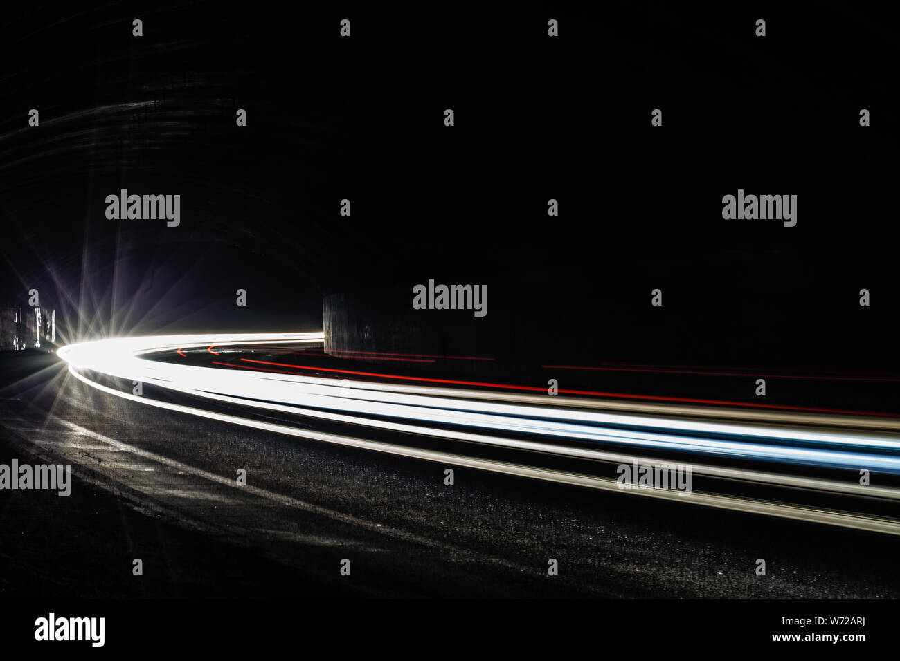 Leichte Traillight Wanderwege im Tunnel. Kunst Bild. Langzeitbelichtung Foto in einem Tunnel. Stockfoto