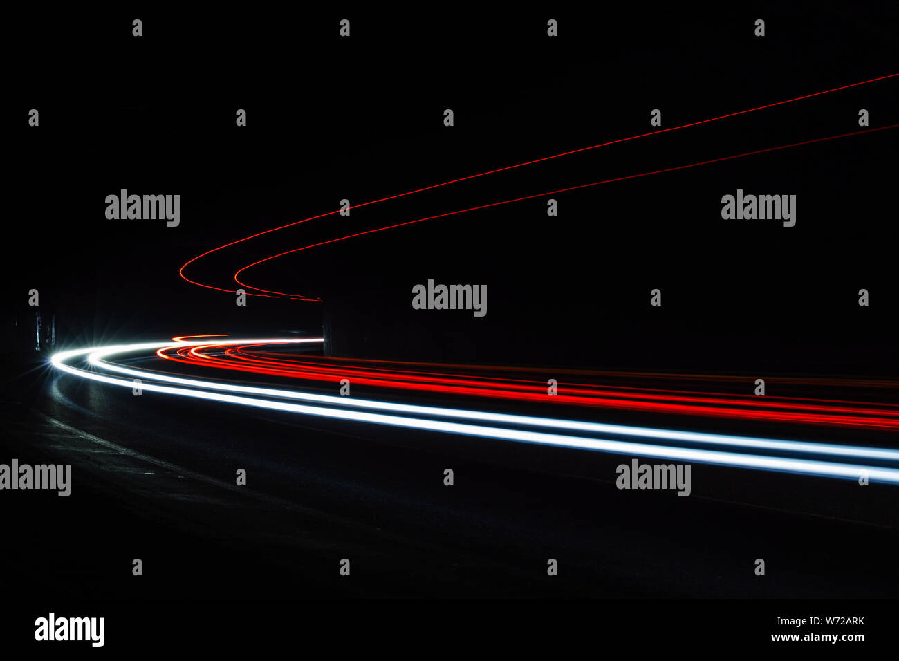 Leichte Traillight Wanderwege im Tunnel. Kunst Bild. Langzeitbelichtung Foto in einem Tunnel. Stockfoto