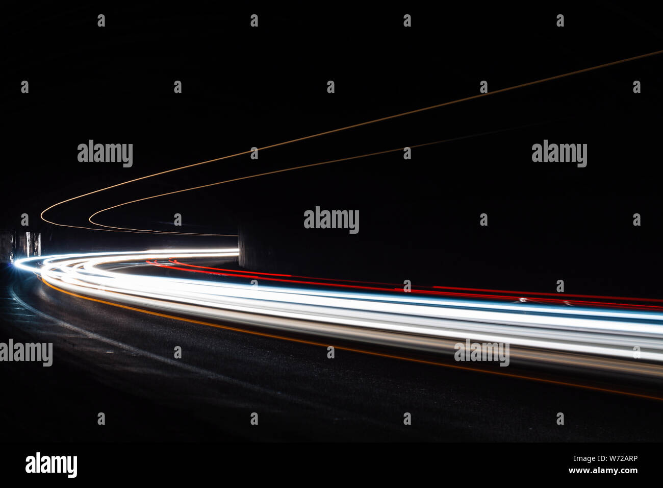 Leichte Traillight Wanderwege im Tunnel. Kunst Bild. Langzeitbelichtung Foto in einem Tunnel. Stockfoto