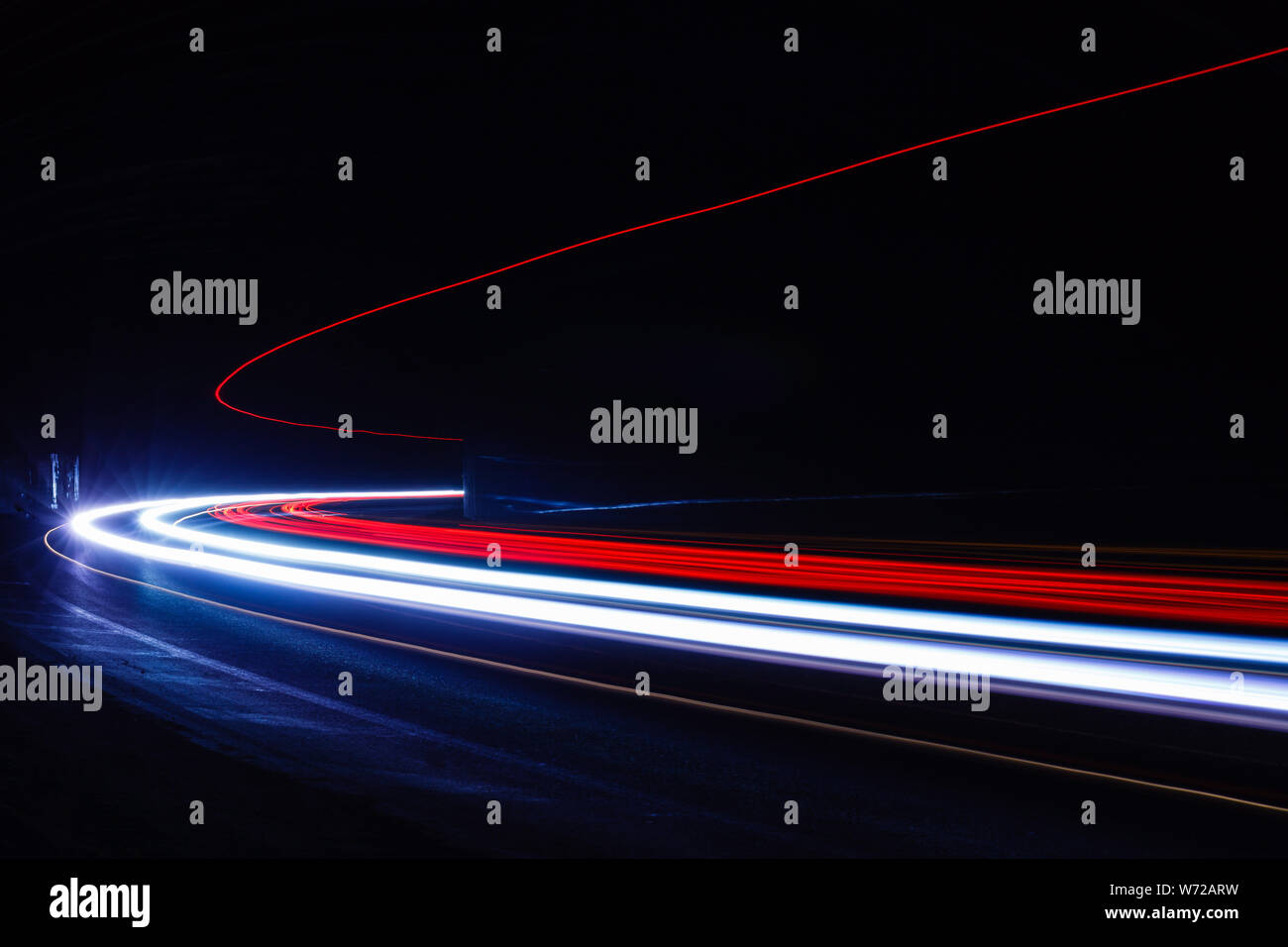Leichte Traillight Wanderwege im Tunnel. Kunst Bild. Langzeitbelichtung Foto in einem Tunnel. Stockfoto