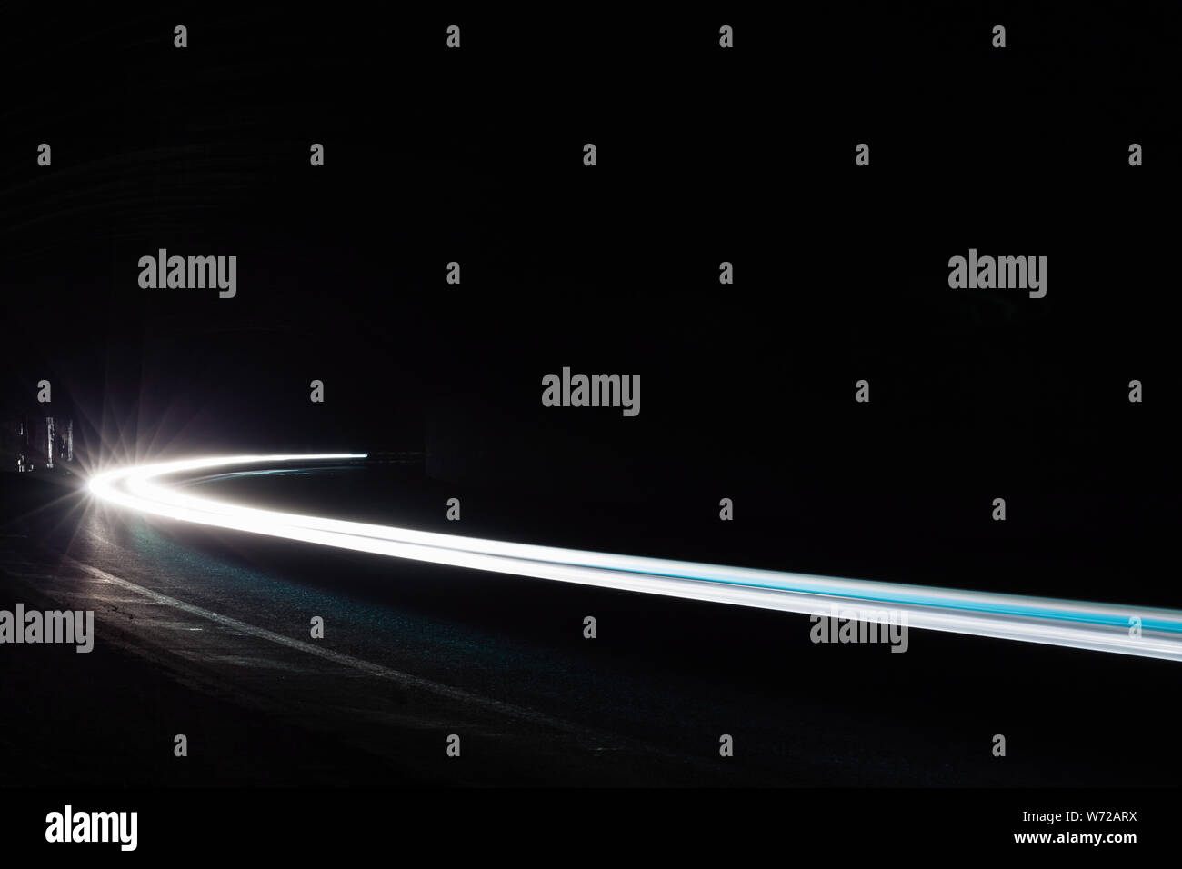 Leichte Traillight Wanderwege im Tunnel. Kunst Bild. Langzeitbelichtung Foto in einem Tunnel. Stockfoto