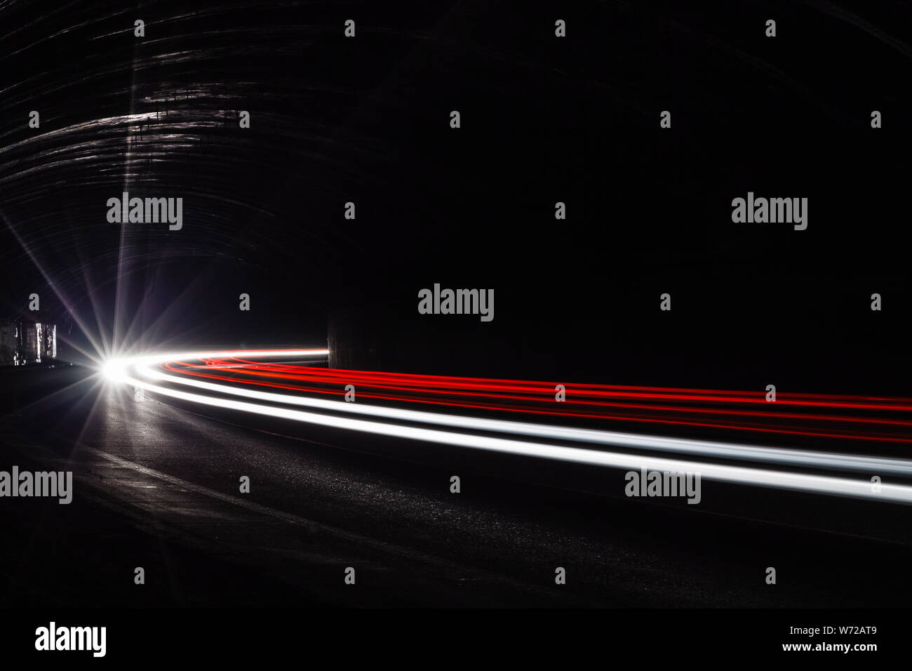 Leichte Traillight Wanderwege im Tunnel. Kunst Bild. Langzeitbelichtung Foto in einem Tunnel. Stockfoto