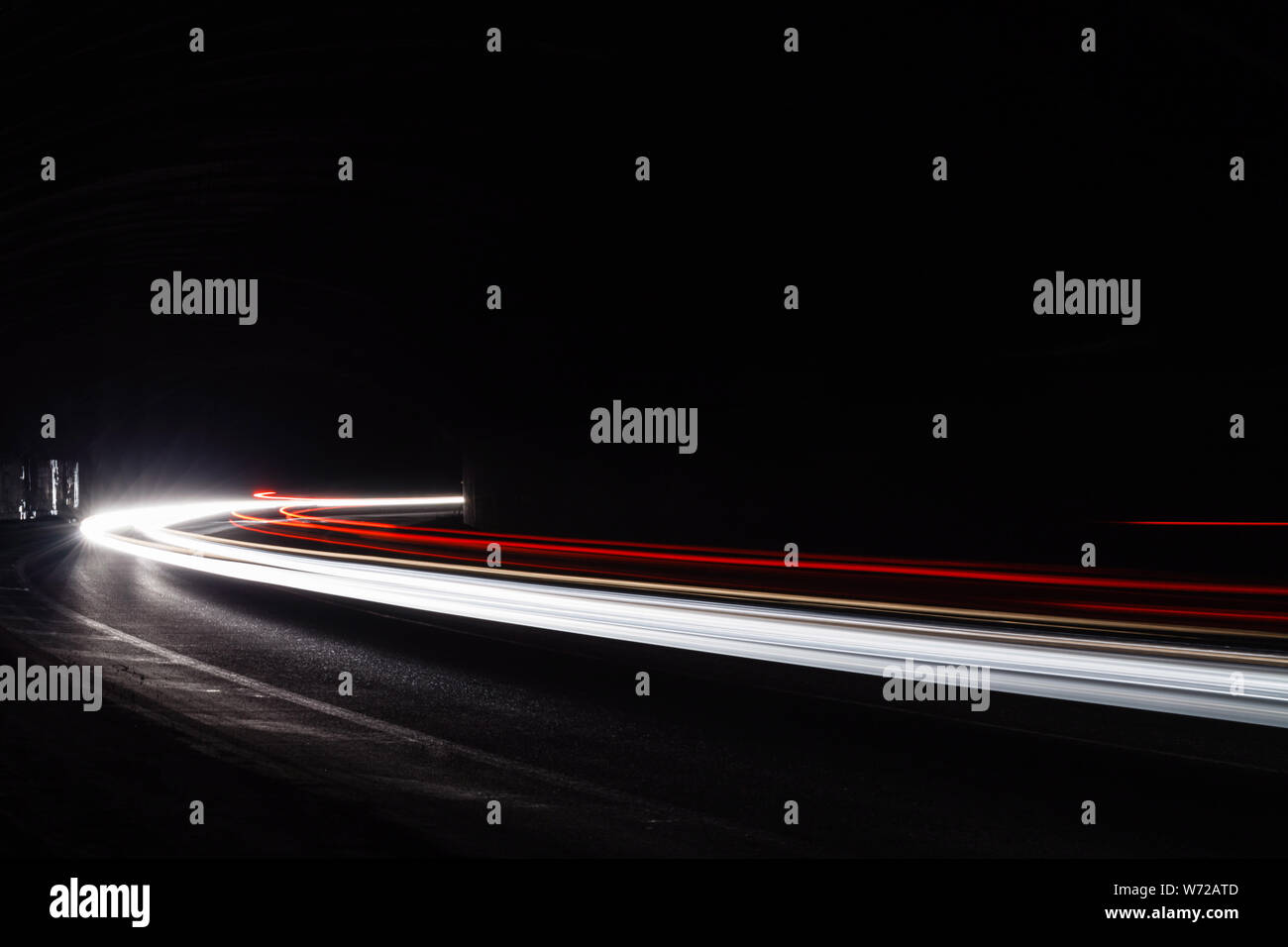 Leichte Traillight Wanderwege im Tunnel. Kunst Bild. Langzeitbelichtung Foto in einem Tunnel. Stockfoto