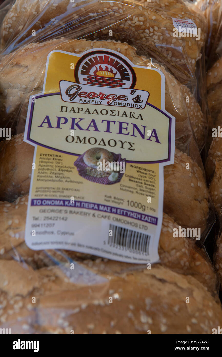 Zypern, das malerische Bergdorf Omodos (aka Omodhos) im Troödos Berge. Typische Sesamsamen Bagels. Stockfoto