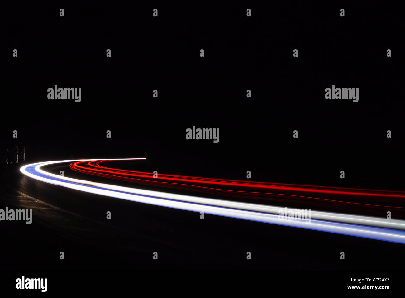 Leichte Traillight Wanderwege im Tunnel. Kunst Bild. Langzeitbelichtung Foto in einem Tunnel. Stockfoto