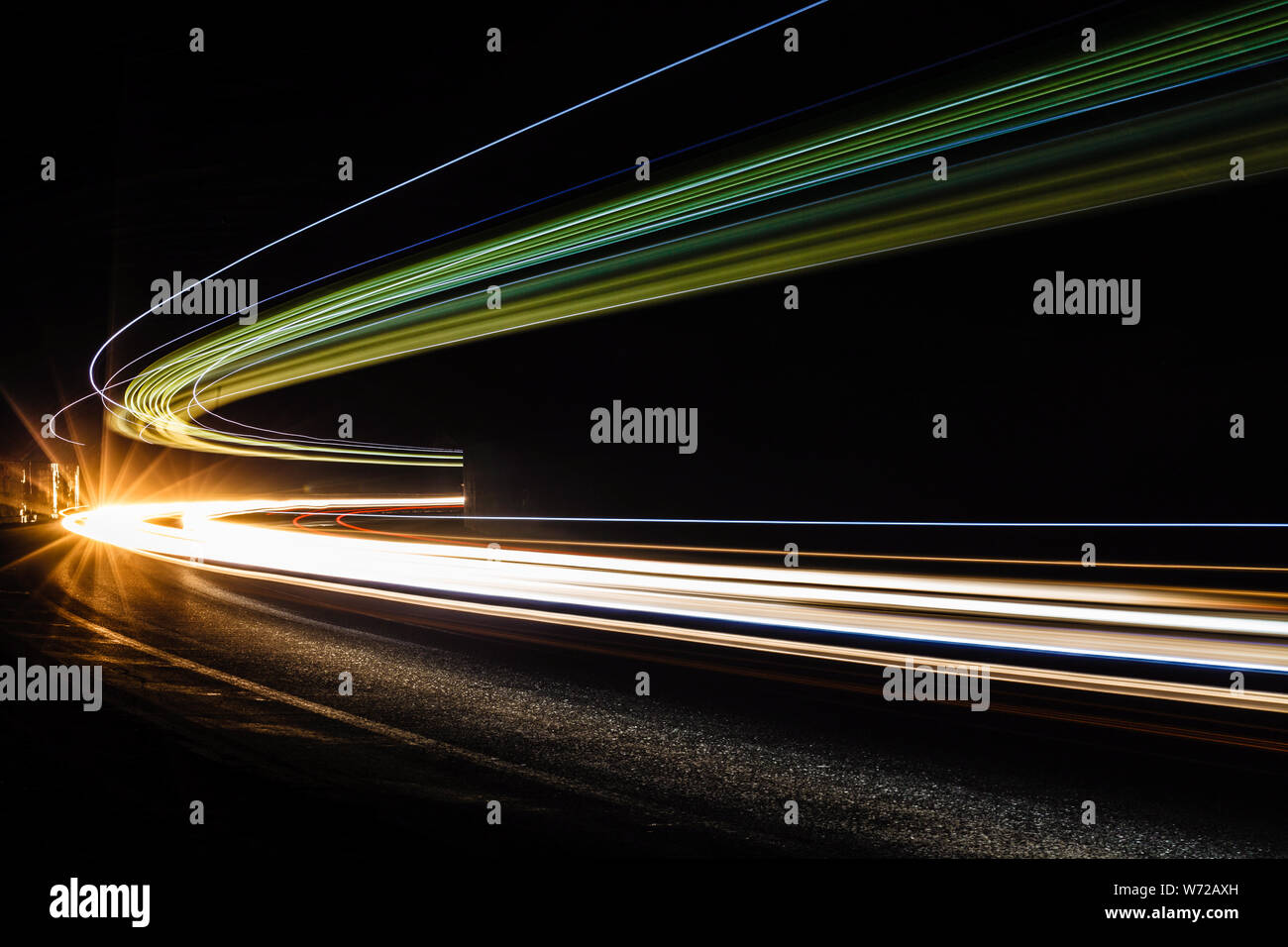 Leichte Traillight Wanderwege im Tunnel. Kunst Bild. Langzeitbelichtung Foto in einem Tunnel. Stockfoto