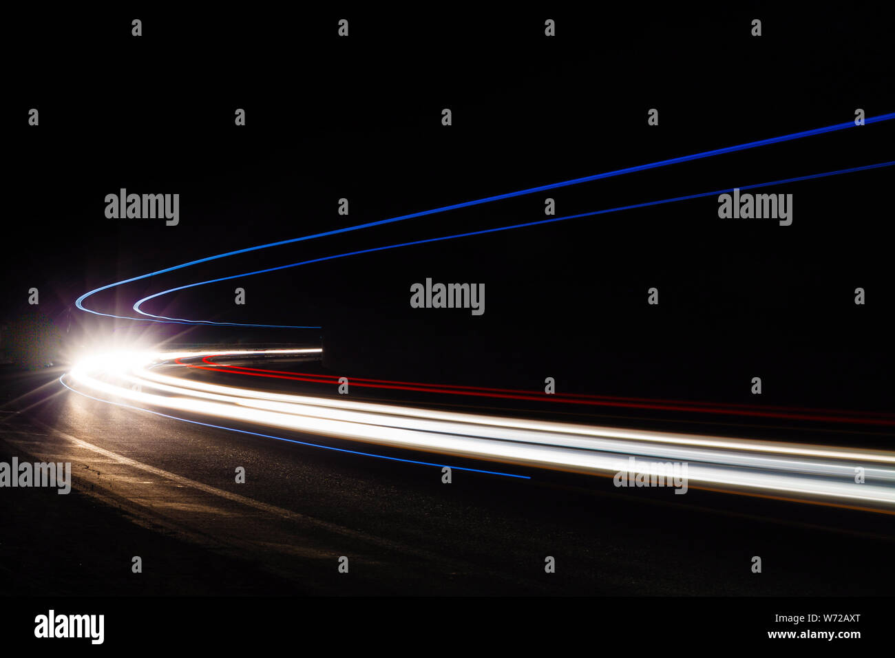 Leichte Traillight Wanderwege im Tunnel. Kunst Bild. Langzeitbelichtung Foto in einem Tunnel. Stockfoto