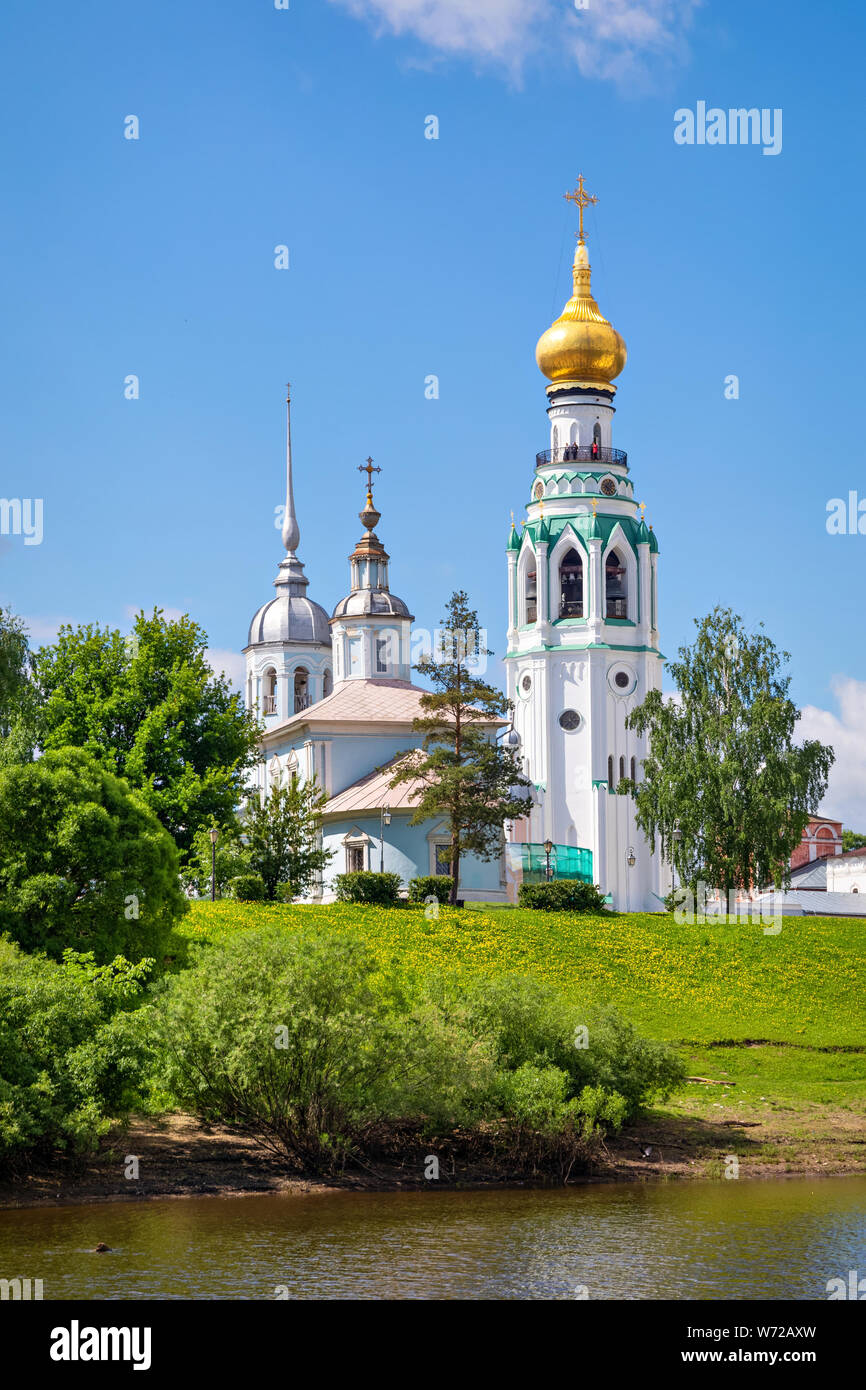 Blick auf den Glockenturm der St. Sophia Kathedrale in Vologda, Russland Stockfoto