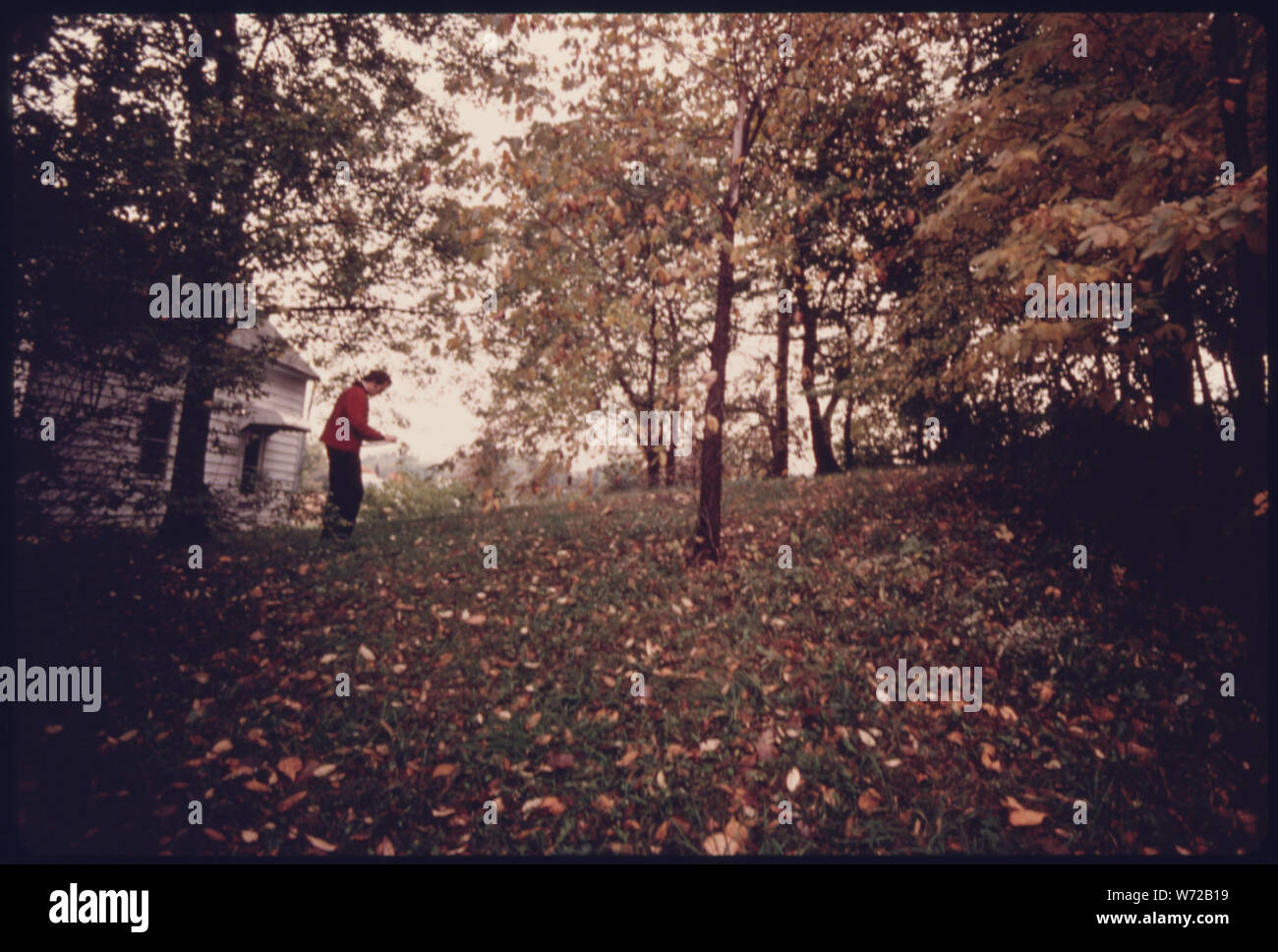 Wissenschaftler aus dem Cleveland Museum of Natural History zeichnet Daten auf GLEESON DAMM, ein HOPEWELL GRABSTÄTTE VOM 100 N.CHR. ENTFERNT HINTER EINER PRIVATEN RESIDENZ AM GLEESON STRASSE UND BLICK AUF DAS TAL, IN DER NÄHE VON CLEVELAND, Ohio, ES IST GUT GEPFLEGT. Die in der Nähe der Cuyahoga River war ein Verkehrsknotenpunkt, wo für die Inder, bevor sie wurden verdrängt, DER VON weißen Siedlern IM 19. JAHRHUNDERT. Dieser STANDORT BEFINDET SICH IN DER NEU GESCHAFFENEN Cuyahoga Valley National Recreation Area. Stockfoto