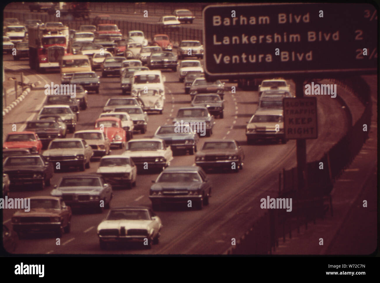 HOLLYWOOD FREEWAY in der Nähe von Ventura Beach. (Aus dem DOCUMERICA-1-Ausstellung. Für die anderen Bilder in dieser Zuordnung siehe Datenblatt Zahlen 1, 2, 3, 4, 5.); Allgemeine Hinweise: Schild im Hinblick listen Exits für Barham Blvd (3/4 Meile), Lankershim Blvd (2 km) und Ventura Blvd (2 km). Ventura Beach im Titel war vermutlich bedeutete Ventura Blvd zu sein; es gibt keinen Strand in der Nähe. Die Lage ist das cahuenga Pass, nach Norden in Richtung Hollywood Split suchen Innerhalb des San Fernando Valley. Kamera Position 34° 07' 12.36" N, 118° 20' 18.96" W Anzeigen diese und andere in der Nähe Bilder auf: OpenStreetMap - Google Earth 34.12010 Stockfoto