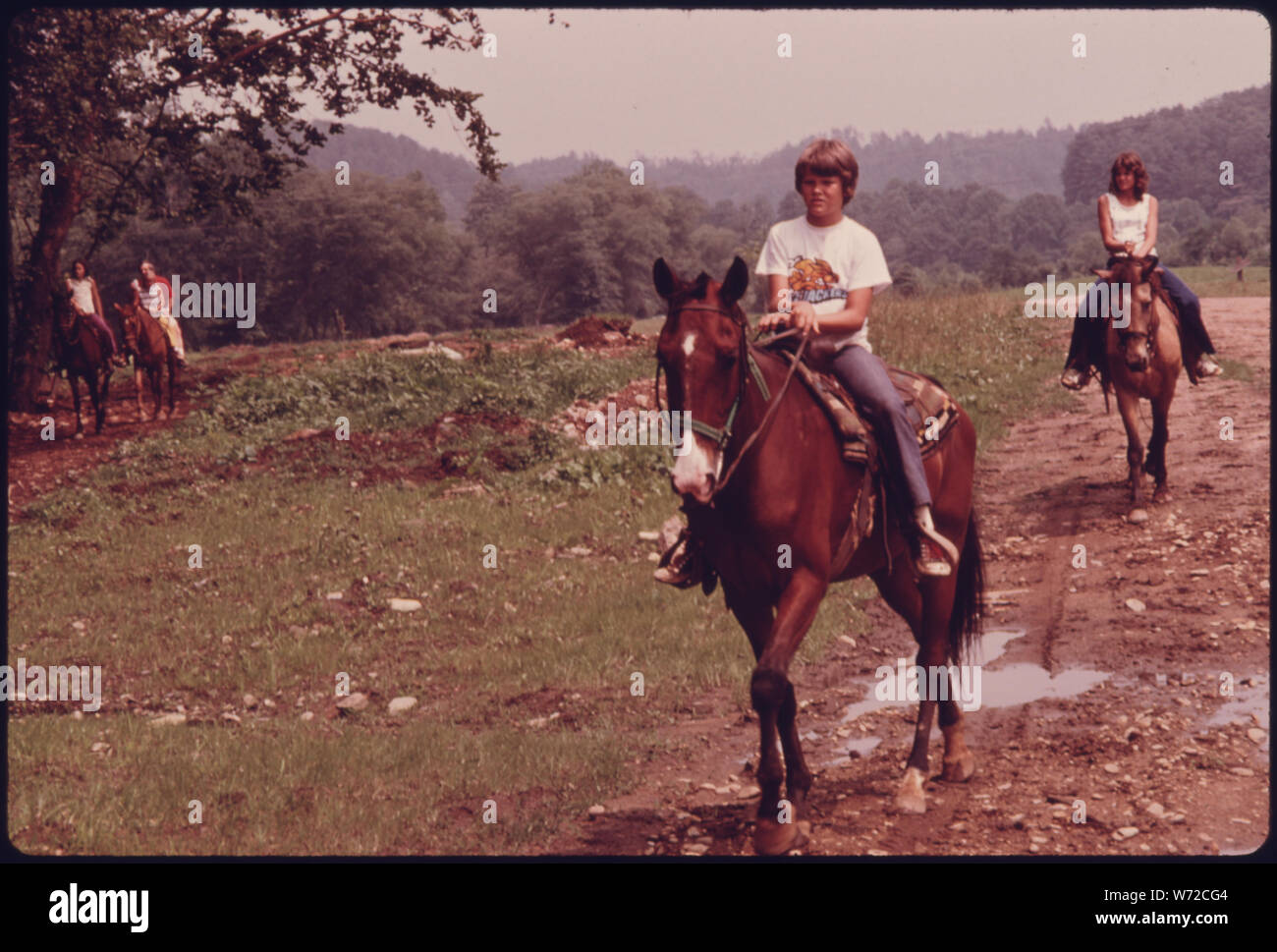 Reiten entlang der Wanderwege im Sommer ein beliebter Zeitvertreib ist für Touristen und Einwohner von Helen. Der kleine Berg GEMEINSCHAFT VON ETWA 270 MENSCHEN WAR TYPISCH FÜR DIE DÖRFER IN DER GEGEND BIS 1969. Zu diesem Zeitpunkt wird die lokale Beamte, Geschäftsleute UND BEWOHNER UNTERSTÜTZT DIE RENOVIERUNG DER GESCHÄFTSVIERTEL MIT EINEM BAVARIANALPINE THEMA. Das Projekt war ein ERFOLG UND FÜHRTE ZU NEUEN GESCHÄFTEN UND EINEM ANSTIEG DES TOURISMUS Stockfoto