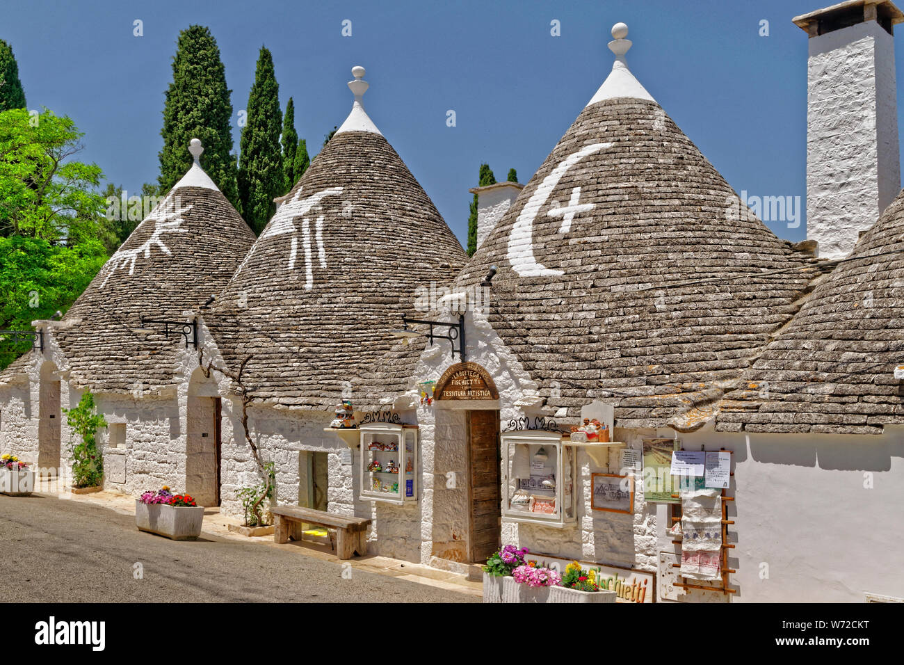 Trulli auf der Rione Monti in Alberobello, Apulien, Italien. Stockfoto