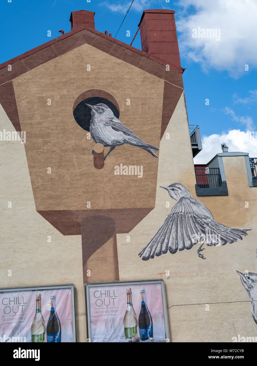 Bird House Kunst installation Wandmalerei von Roadsworth, oder Peter Gibson.. Orebro, Schweden. OpenArt 2013 Stockfoto