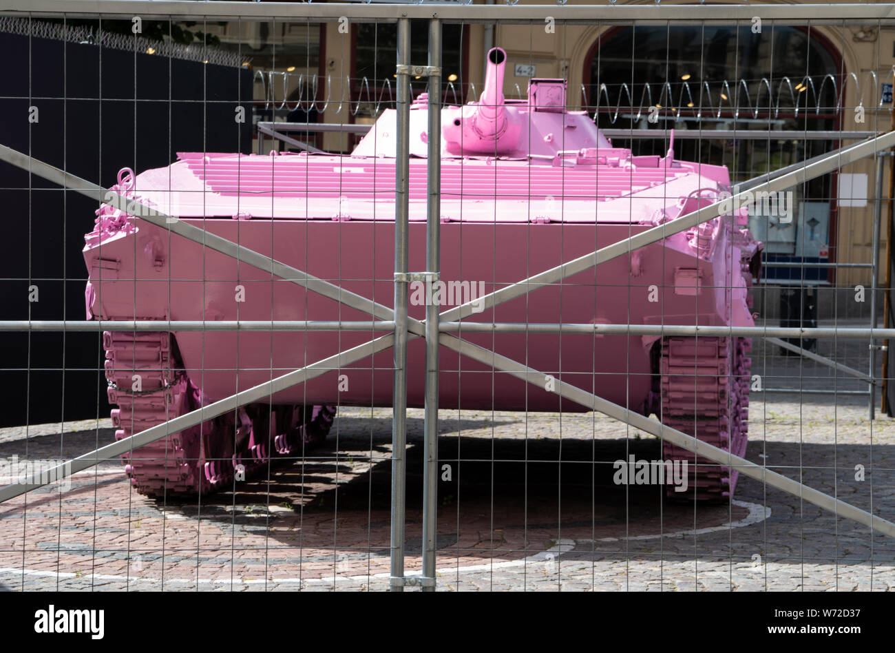 Pink tank Kunst Installation von David Cerny, Platz Stortorget, Orebro, Schweden Stockfoto