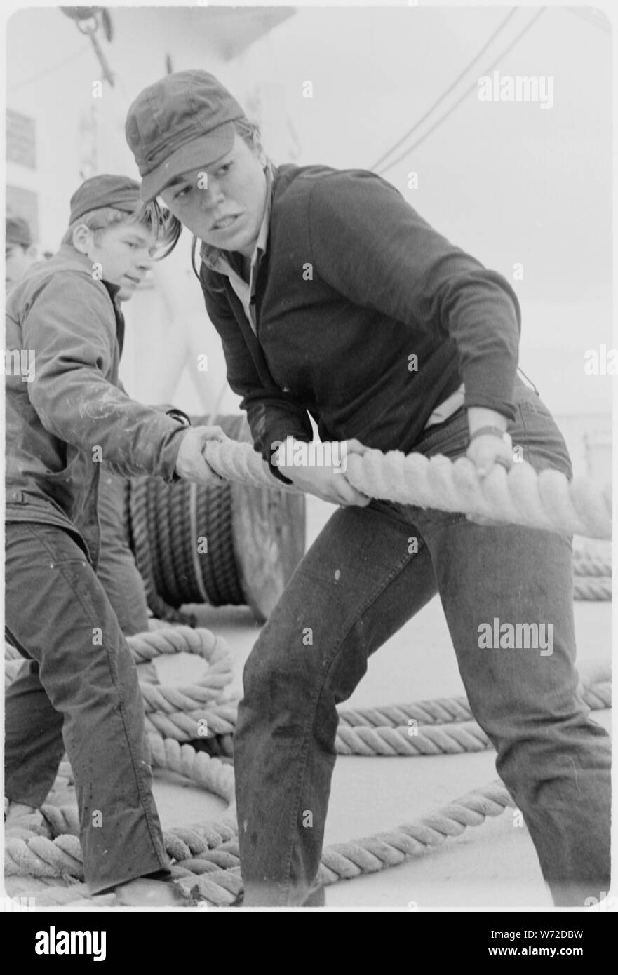 Hunters Point, Kalifornien... Seaman apprentice Anneliese Knapp aus Delavan, Wisconsin, einer der 50 Frauen in der Marine zu Zoll auf der Navy Hospital Ship USS Sanctuary AH-17 zugeordnet, Griffe eine Linie auf dem Deck des Schiffes. Stockfoto