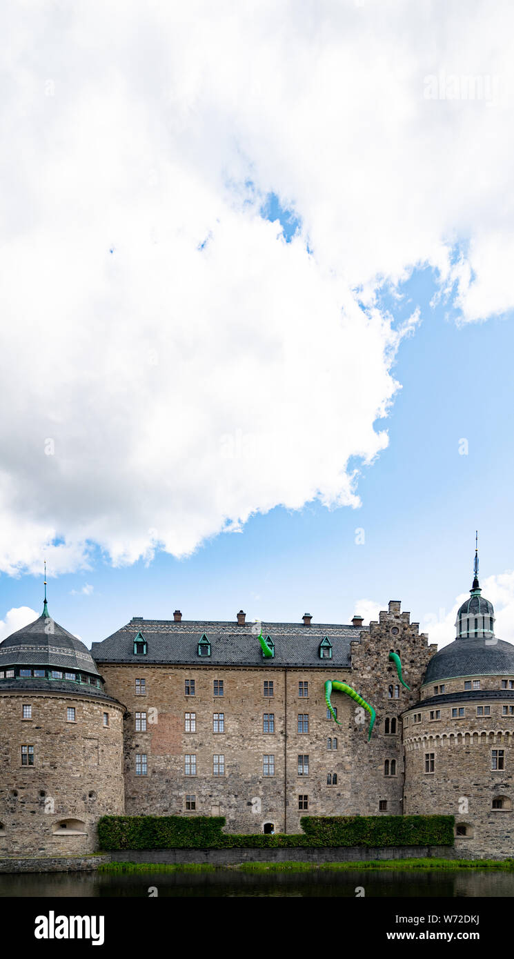 Schloss Örebro. Eine mittelalterliche Burg Festung in Örebro, Närke, Schweden. Kunst Installation durch schmutzige Luker & Pedro Estrellas' Octopus Angriffe!' Stockfoto