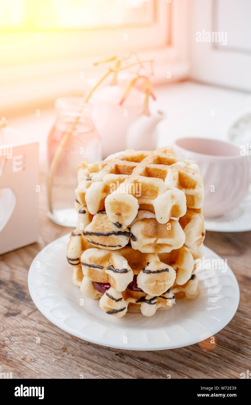 Köstliche frische runde Waffeln mit einer Schicht marmelade Schokolade ...