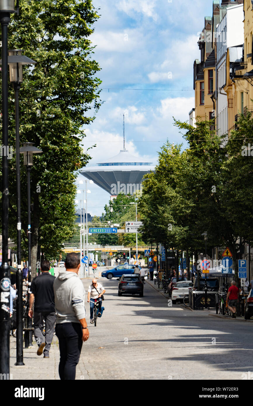 "Alien Invasion" - Wasserturm (Svampen/Pilz), die aussehen wie eine fliegende Untertasse über eine Straße in Örebro, Schweden. Stockfoto