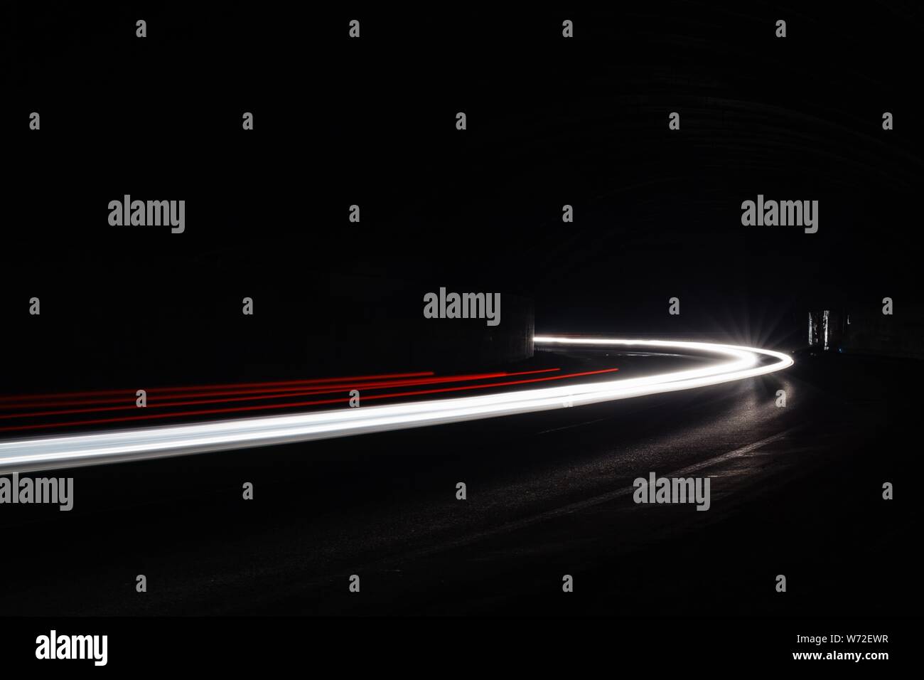 Leichte Traillight Wanderwege im Tunnel. Kunst Bild. Langzeitbelichtung Foto in einem Tunnel. Stockfoto