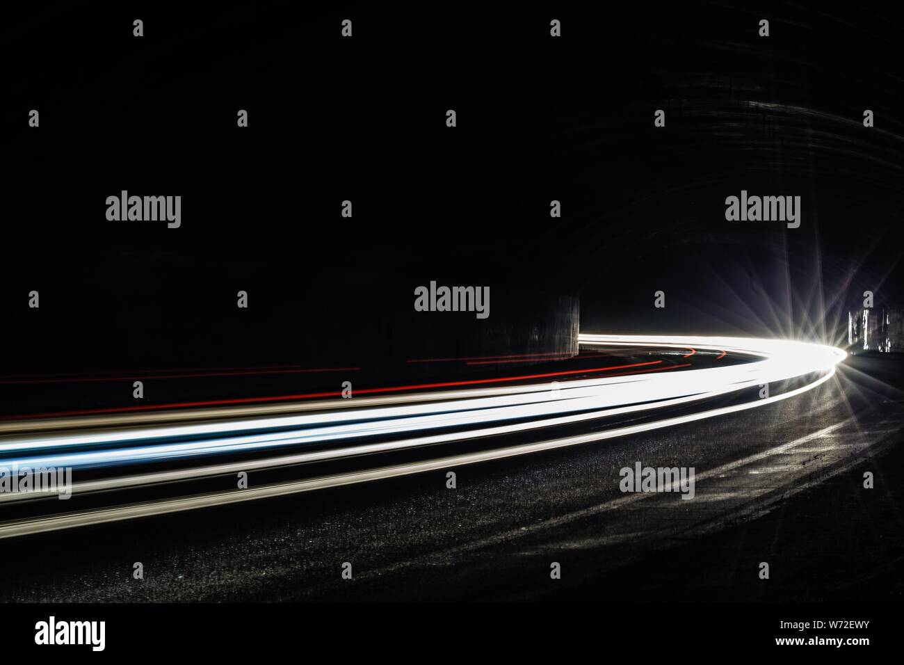 Leichte Traillight Wanderwege im Tunnel. Kunst Bild. Langzeitbelichtung Foto in einem Tunnel. Stockfoto