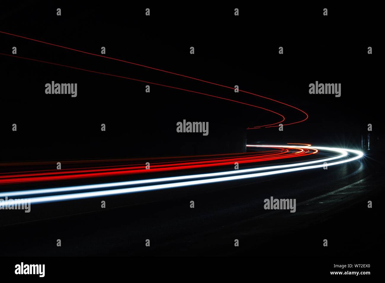 Leichte Traillight Wanderwege im Tunnel. Kunst Bild. Langzeitbelichtung Foto in einem Tunnel. Stockfoto