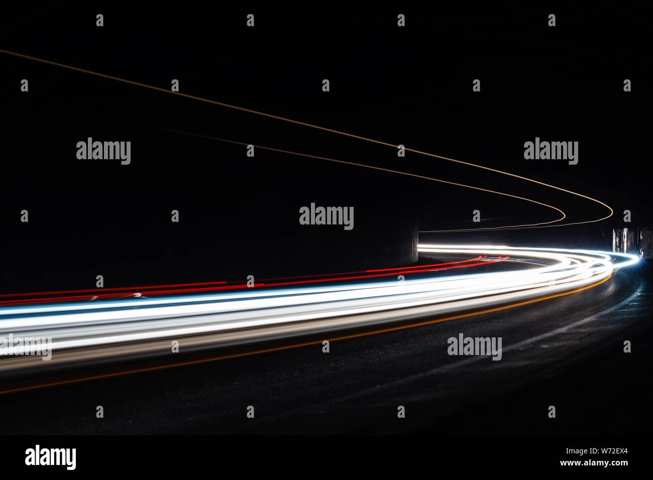 Leichte Traillight Wanderwege im Tunnel. Kunst Bild. Langzeitbelichtung Foto in einem Tunnel. Stockfoto