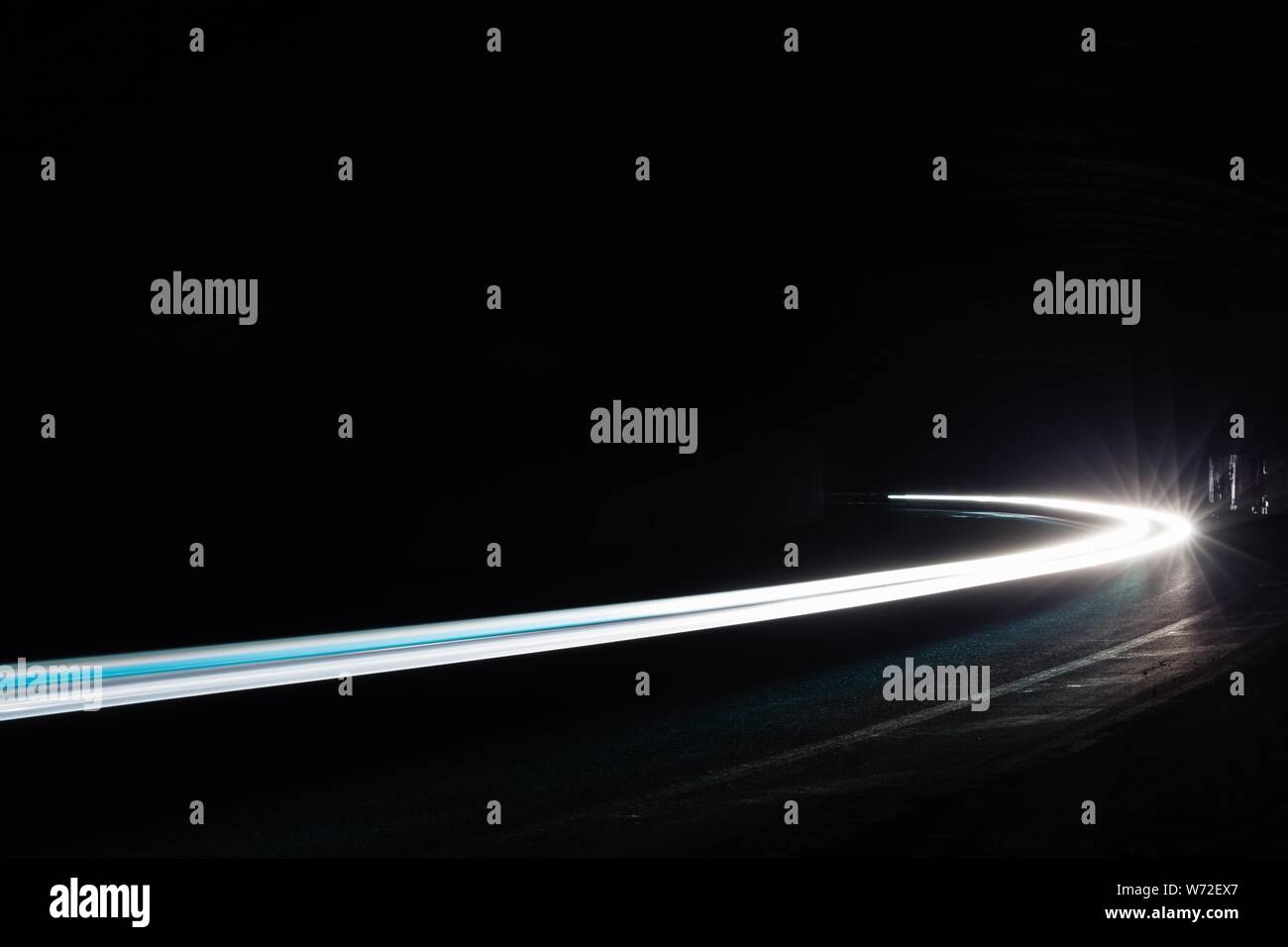 Leichte Traillight Wanderwege im Tunnel. Kunst Bild. Langzeitbelichtung Foto in einem Tunnel. Stockfoto