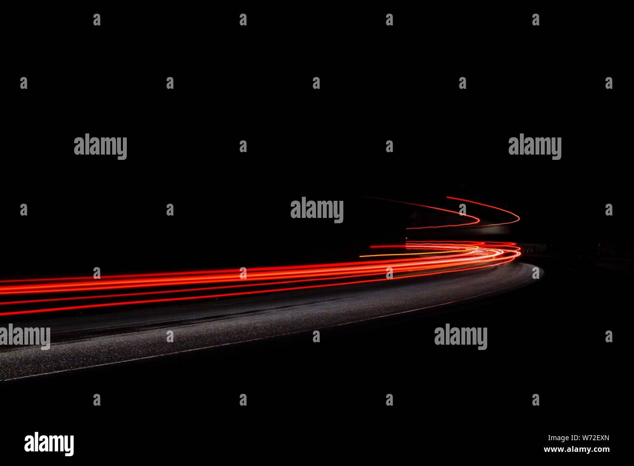 Leichte Traillight Wanderwege im Tunnel. Kunst Bild. Langzeitbelichtung Foto in einem Tunnel. Stockfoto