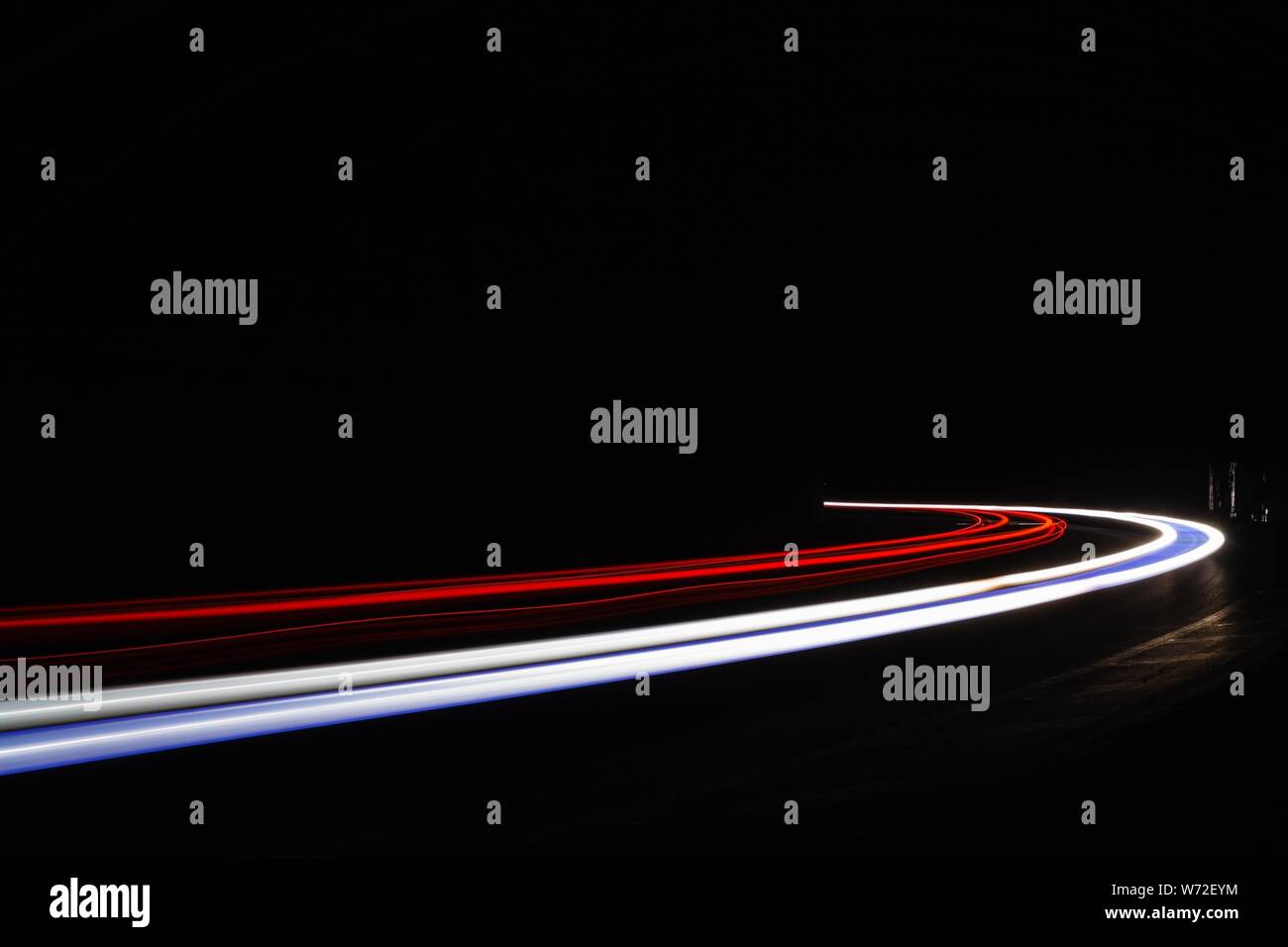 Leichte Traillight Wanderwege im Tunnel. Kunst Bild. Langzeitbelichtung Foto in einem Tunnel. Stockfoto