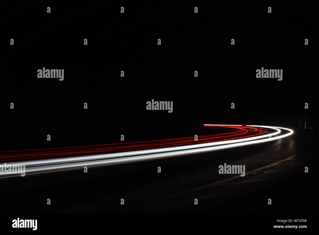 Leichte Traillight Wanderwege im Tunnel. Kunst Bild. Langzeitbelichtung Foto in einem Tunnel. Stockfoto