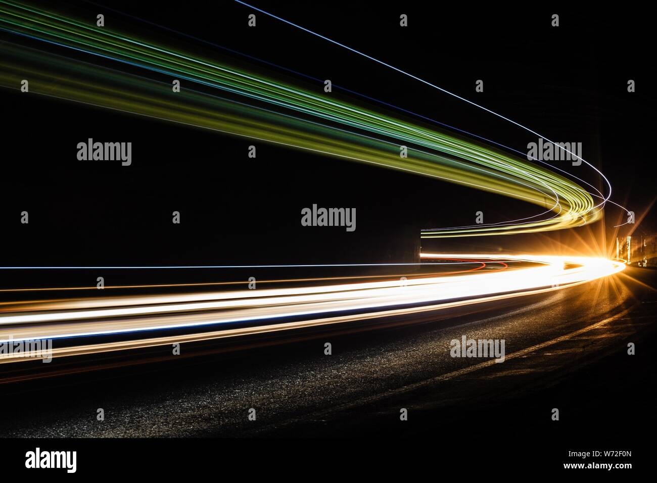 Leichte Traillight Wanderwege im Tunnel. Kunst Bild. Langzeitbelichtung Foto in einem Tunnel. Stockfoto