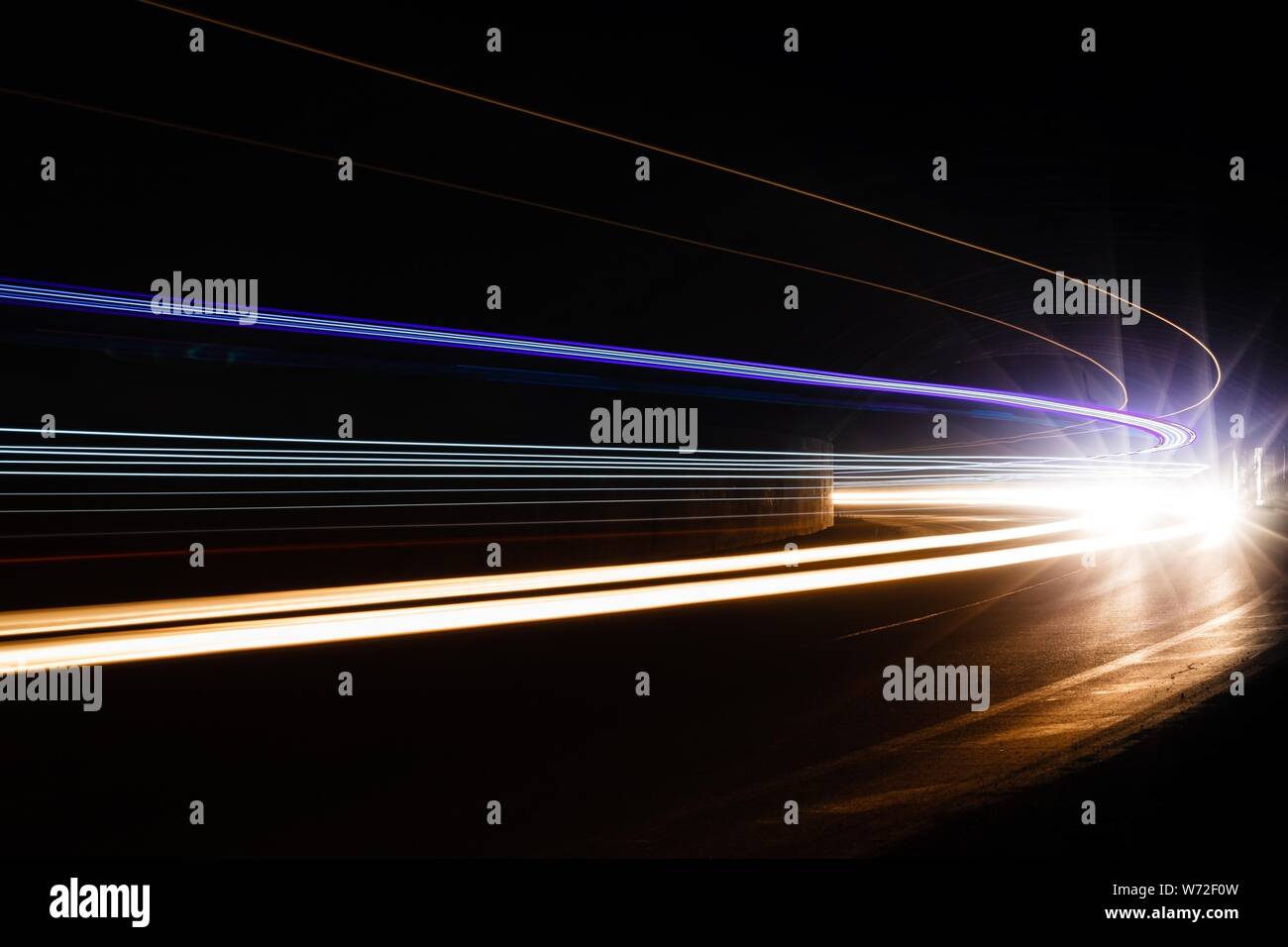 Leichte Traillight Wanderwege im Tunnel. Kunst Bild. Langzeitbelichtung Foto in einem Tunnel. Stockfoto