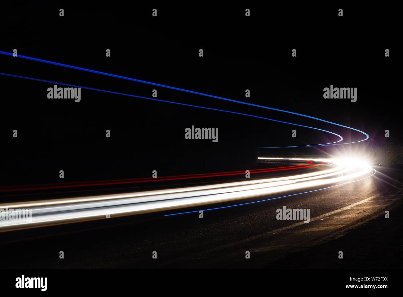 Leichte Traillight Wanderwege im Tunnel. Kunst Bild. Langzeitbelichtung Foto in einem Tunnel. Stockfoto