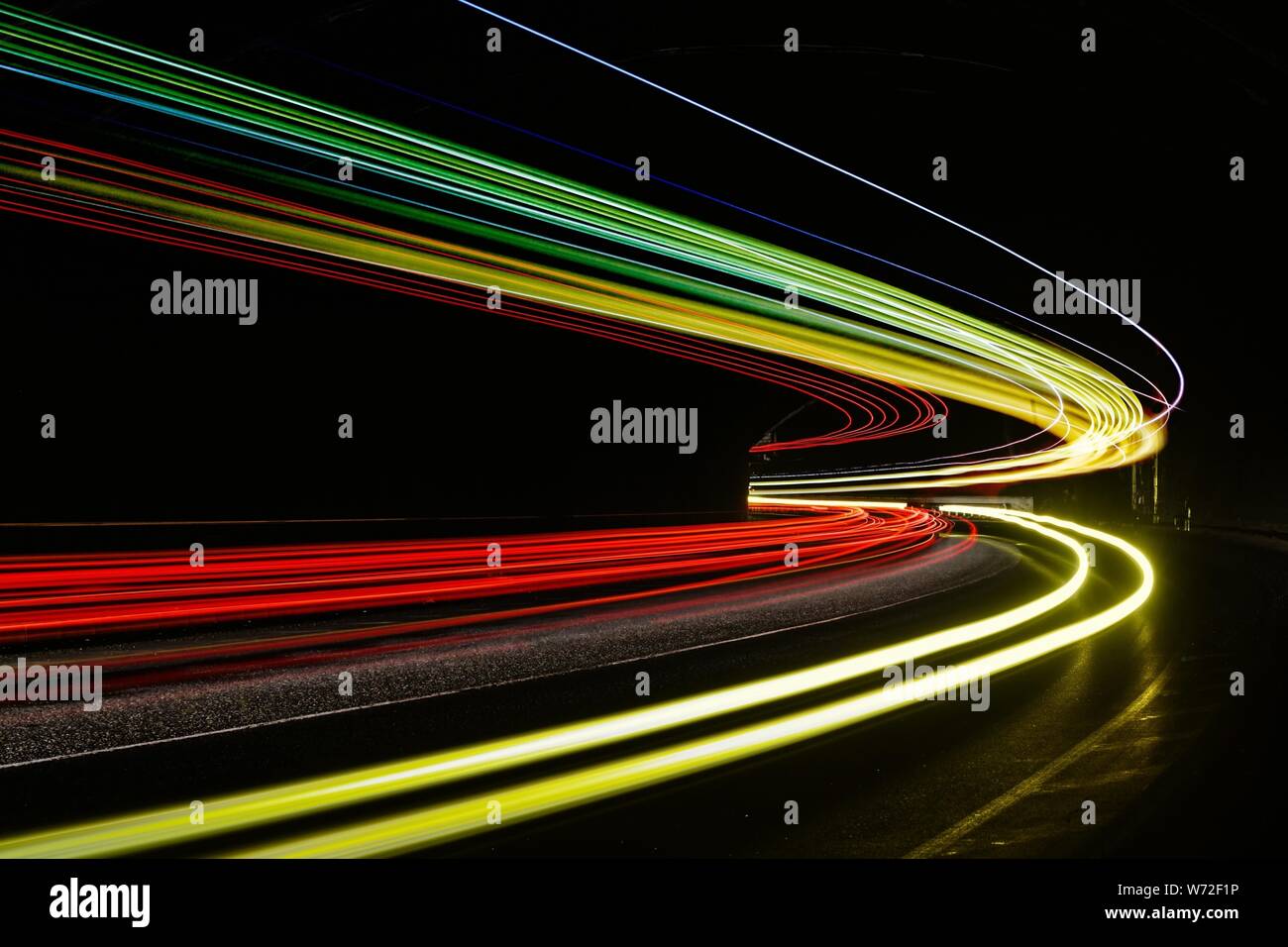 Leichte Traillight Wanderwege im Tunnel. Kunst Bild. Langzeitbelichtung Foto in einem Tunnel. Stockfoto