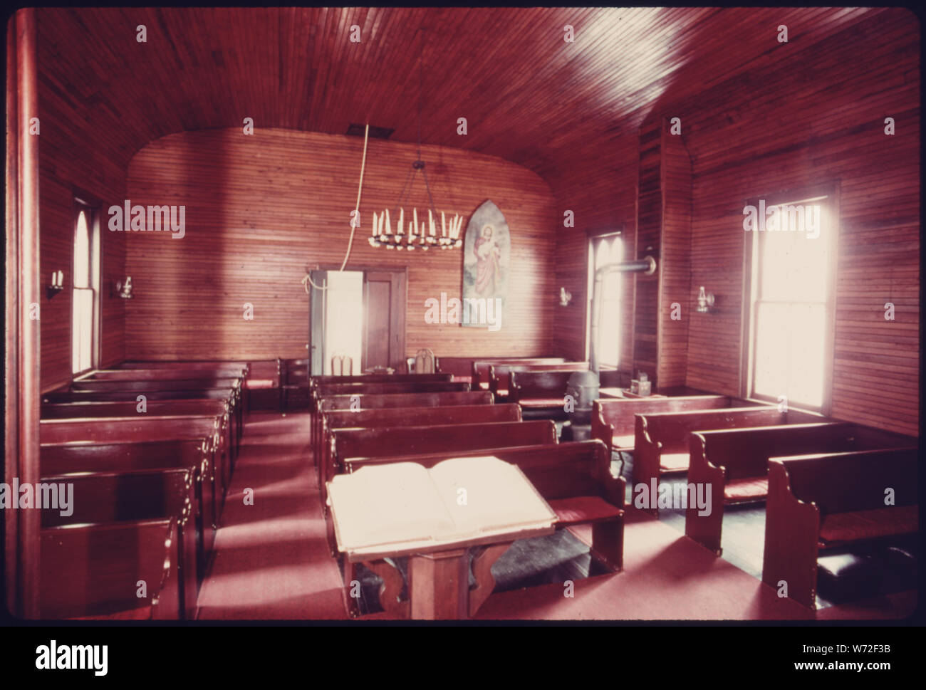Innenraum DER BRONSON KIRCHE, eine bischöfliche Pfarrkirche erbaut 1835 im griechischen Revival Stil in der Halbinsel, in der Nähe von Akron, Ohio. Es ist TYPISCH FÜR DIE WESTERN RESERVE ARCHITEKTUR IN DER GEGEND. Es wurde UMGEBAUT IN DER VIKTORIANISCHEN CARPENTER GOTHIC ART UND WEISE IM JAHRE 1888 und wurde 1968 restauriert. Obwohl NICHT MEHR VERWENDET ALS KIRCHE ES VERFÜGBAR IST FÜR DIE öffentlichen Sitzungen. Das Dorf LIEGT IN DER Cuyahoga Valley National Recreation Area entfernt zwischen Cleveland und Akron Stockfoto