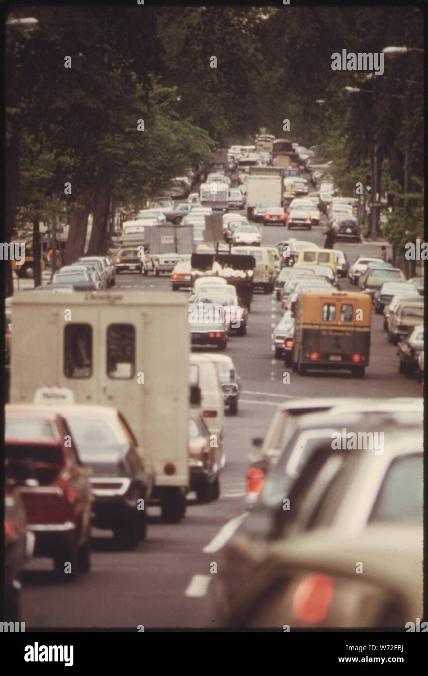 Gestaute Straßen während der Rush Hour WAR EIN ZWEIMAL TÄGLICH ZERREISSPROBE FÜR AUTOFAHRER WÄHREND EINES BUS-Streik, der dauerte mehrere Tage in Washington, District of Columbia, IM LAUFE DES MONATS MAI, 1974. Rund 250.000 PERSONEN, DIE NORMALERWEISE VERWENDET, UM DEN BUS ZU FINDEN WAREN ALTERNATIVE FORMEN VON TRANSPORT UND, die in der Regel bedeutete, ihre Autos gezwungen. Treiber schnell gelernt, es waren mehr Autos als Parkplätze rechtlich. SO verlegten sie sich auf BUSSPUREN, keine PARKZONEN, VERKEHR INSELN Bürgersteige und Grünflächen Stockfoto