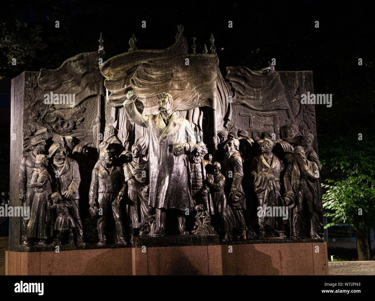 Branting Monument (Brantingmonumentet) bei Nacht. Schwedische Sozialdemokratische Führer Hjalmar Branting depictedin Bronze Relief von Carl Eldh. Stockholm Stockfoto
