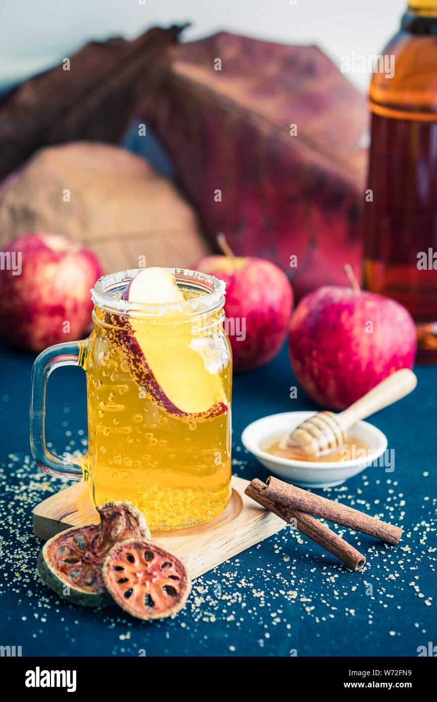Glas gesunde bael, Golden Apple, Kaffee mit Zimt, Appel und Honig Stockfoto