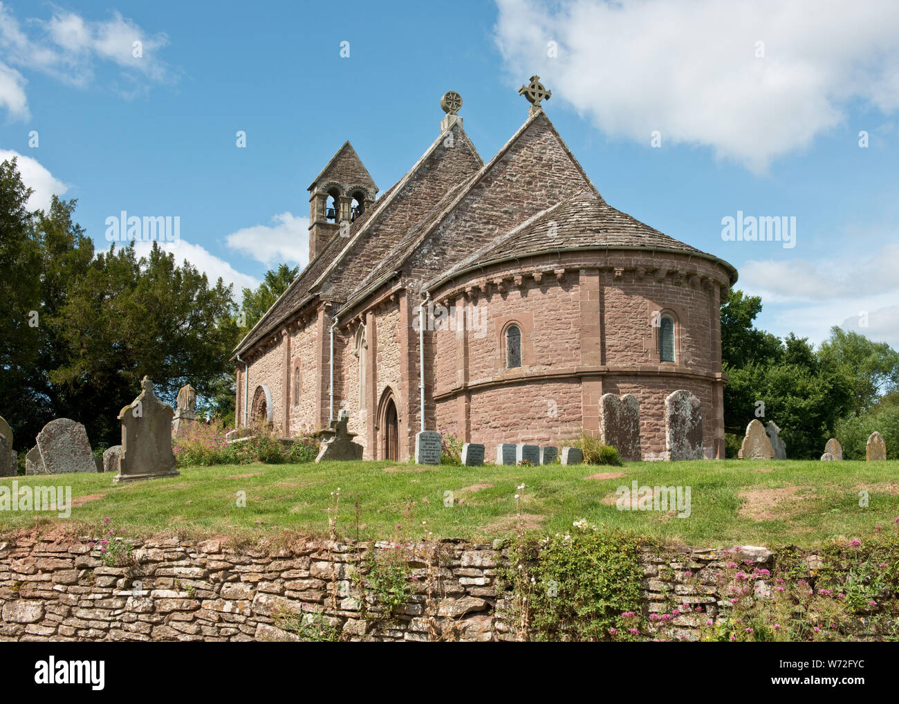 Normannische Kirche St. Maria und St. David in Kilpeck, Herefordshire. Mit einem Schiff, Chor und halbrunder Apsis. Stockfoto