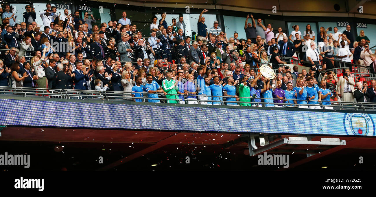 London, Großbritannien. 04 Aug, 2019. LONDON, ENGLAND. AUGUST 04: Manchester City Spieler mit dem FA Community Shield während der FA Community Shield zwischen Liverpool und Manchester City im Wembley Stadium am August 04, 2019 in London, England. Credit: Aktion Foto Sport/Alamy leben Nachrichten Stockfoto